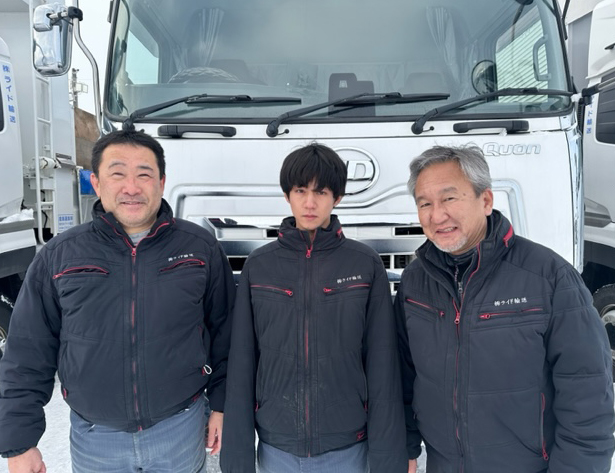 トラックに立つスタッフ